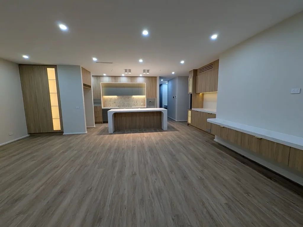 Fraser Rise 4房 Fraser Rise四卧宽敞  双车位车库  现代浴室全瓷砖  高天花板  便捷连通CBD  社区绿化优美 Modern Family Home with high end inclusions in the Heart of Fraser Rise