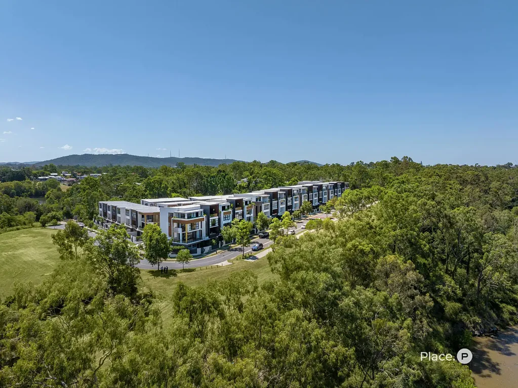Indooroopilly 3房 Long Pocket Estate 新竣联排 私享电梯 多功能空间 雨林视野 私家庭院 高端厨电 主卧套间 双车位 Private Lift. Rainforest Outlook. Superb Flexibility.