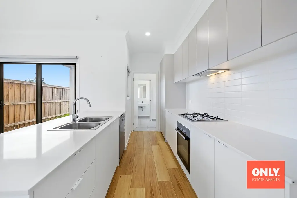 Clyde North 3 Bedroom Modern Elegance Awaits: Stylish 3-Bedroom Home with Spacious Interiors and High Ceilings