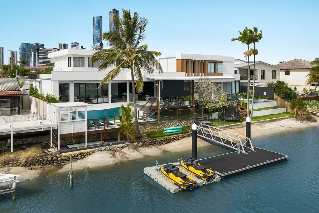 Broadbeach Waters 5房  Calm and Contemporary Waterfront Living