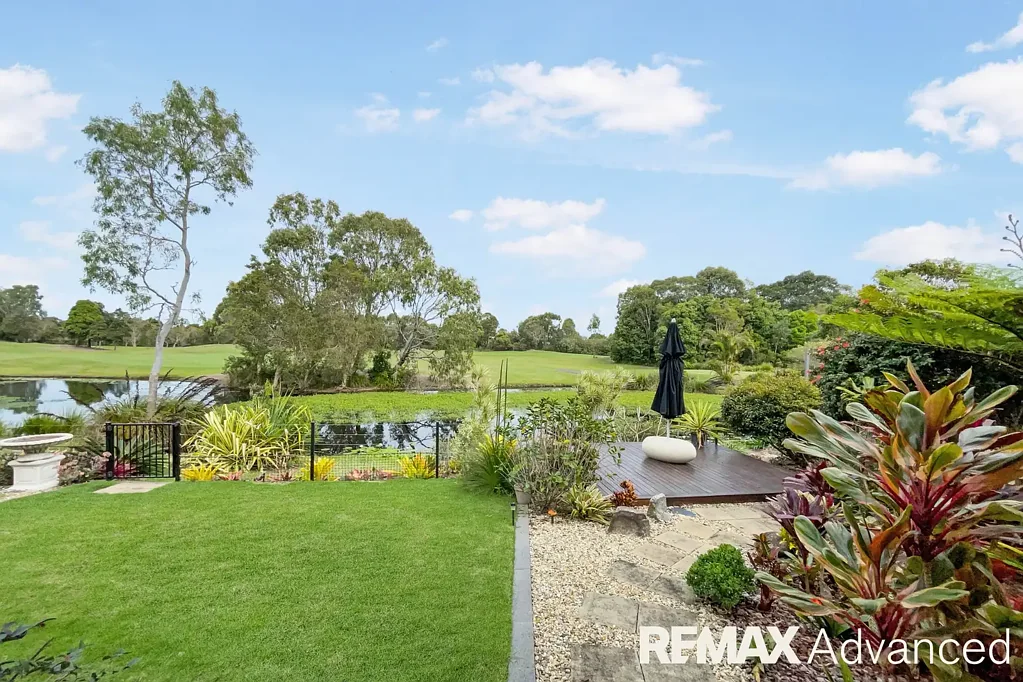 Banksia Beach 3房 Pacific Harbour高尔夫景观 608m2地块 Caesar Stone厨房 室内户外流畅过渡 乡村俱乐部便利 4人按摩浴缸 Resort Living On The 16th