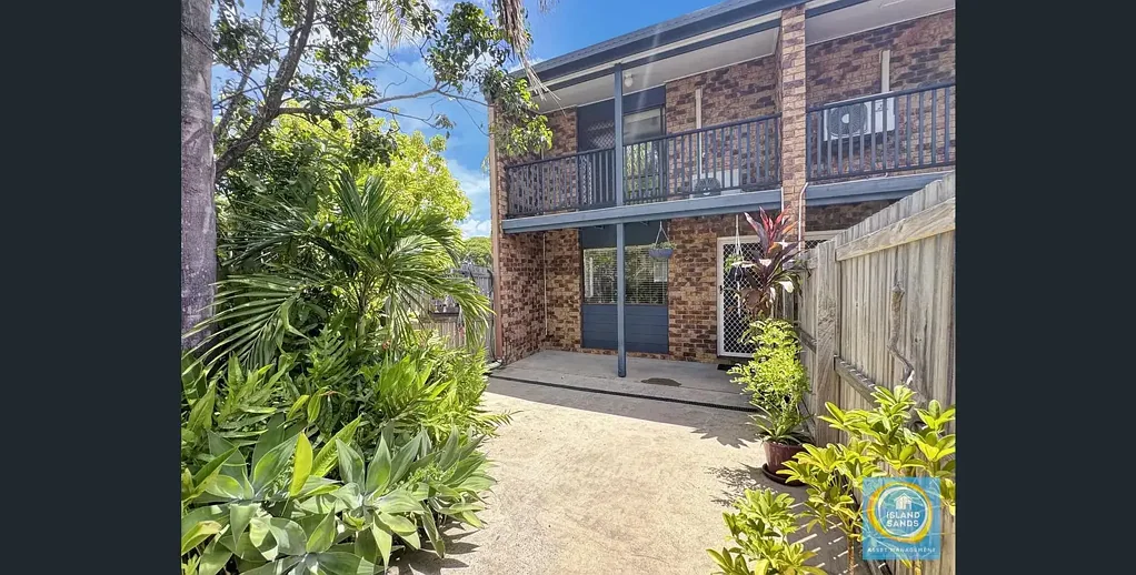 TWO BEDROOM TOWNHOUSE CLOSE TO THE RIVER!