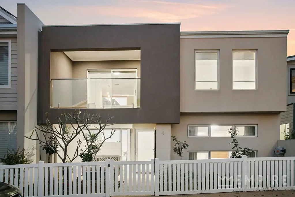 North Coogee 4 Bedroom Low Maintenance Coastal Living!