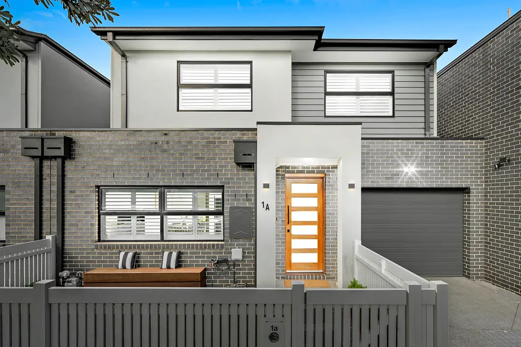 Edithvale 2房 建筑师设计 海滨避风港 300米沙滩 优质装修 两卧开敞式 engineered oak floors sleek stone kitchen Bosch appliances 私人庭院露台 keyless smart entry 湾边位置 顶尖学校 Premium Beachside Living with Designer Finishes Just 300m to the Shore