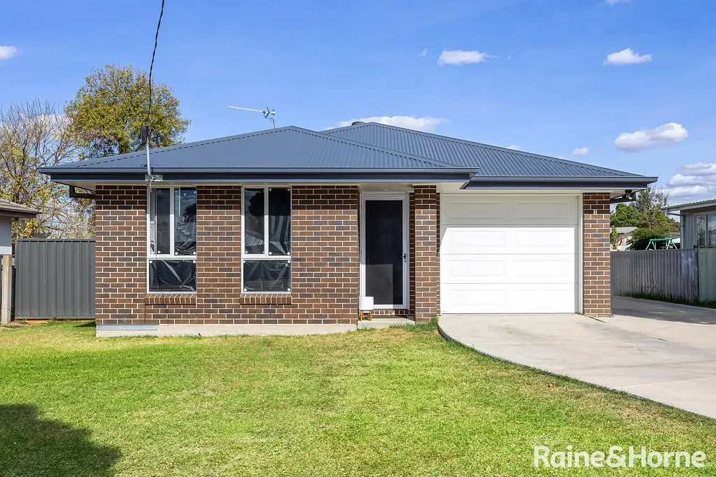 Unit 1 & 2/4 Madang Street, Ashmont, NSW 2650