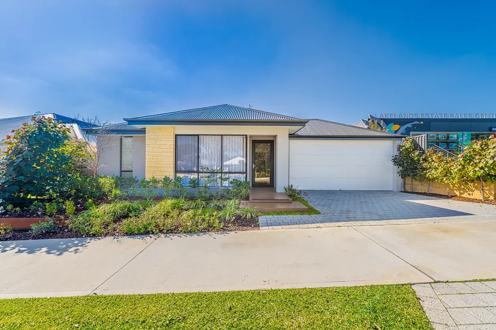 15 Barracoota Loop, Lakelands, WA 6180