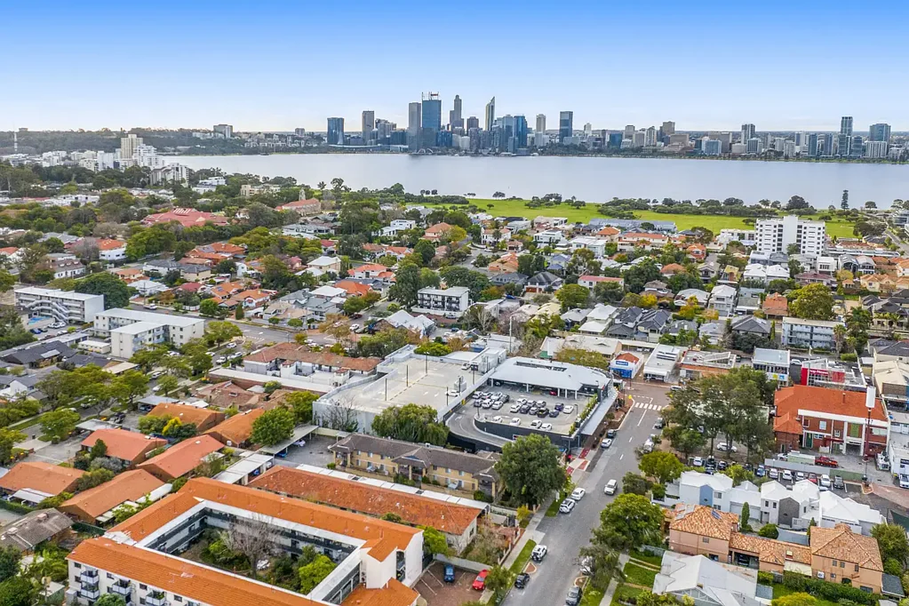 South Perth 2chambre Ground floor unit with everything you need at your doorstep!