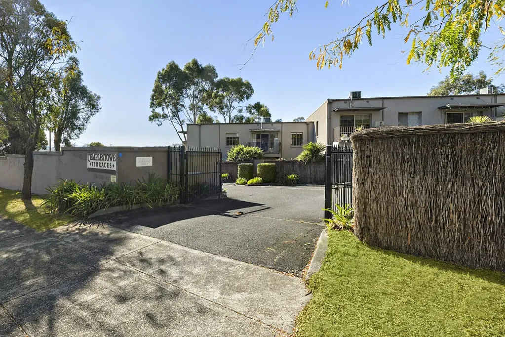 Templestowe 2房 一楼私密公寓 对面购物中心 步行即达咖啡馆 低维护便利 Fisher & Paykel电器 宽敞庭院 Stylish, Secure, and Wonderfully Convenient