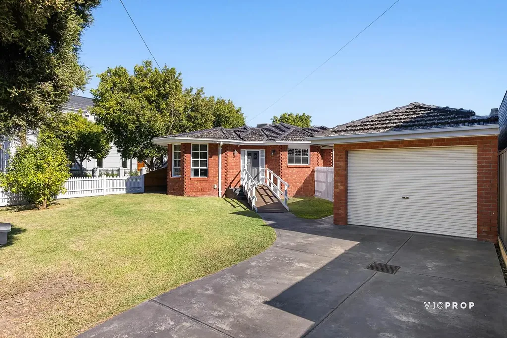 Templestowe Lower 2房 独立产权 2卧室砖房 宽敞角地块 高耸宝石 凸窗现代厨房 宽敞卧室 全通浴室 私密首房买家 集中供暖 蒸发式冷却 安全门 自动车库 靠近公交站&Bulleen Plaza 生活便利。 A Private Hideaway on a Sizeable Corner