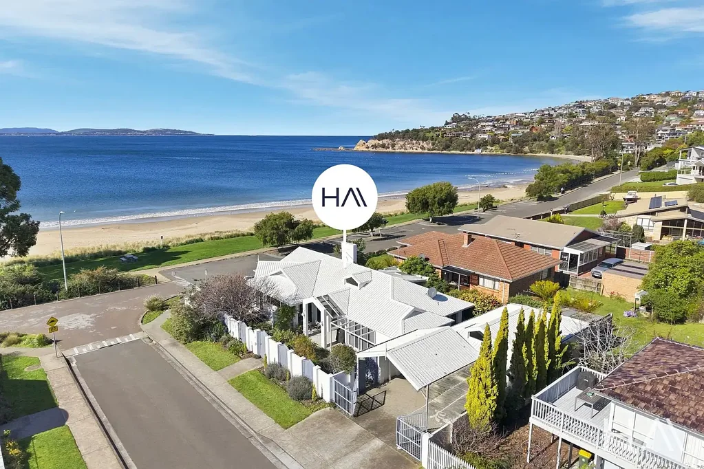 Blackmans Bay 3房  Seeing is believing, ultra prime esplanade location, level access, unrestricted ocean vista.