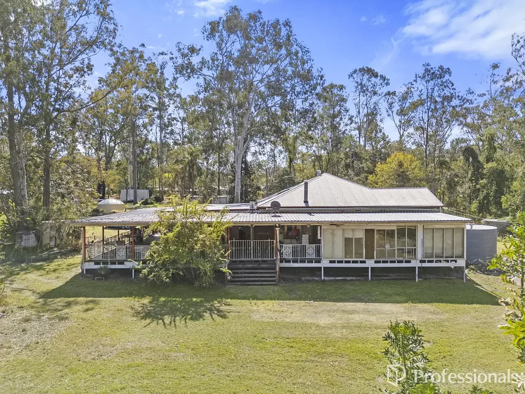 South Maclean 4chambre Gorgeous Home on Acreage in need of some TLC!
