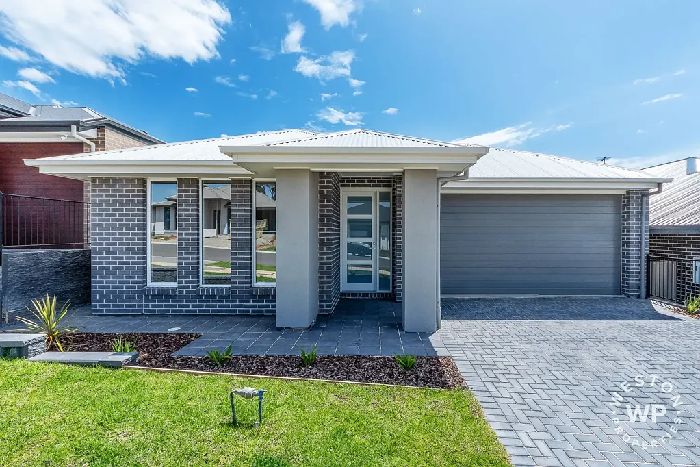 Stylish Family Home in Aston Hills close to the Local Shopping Precinct WITH SOLAR PANELS & BATTERY