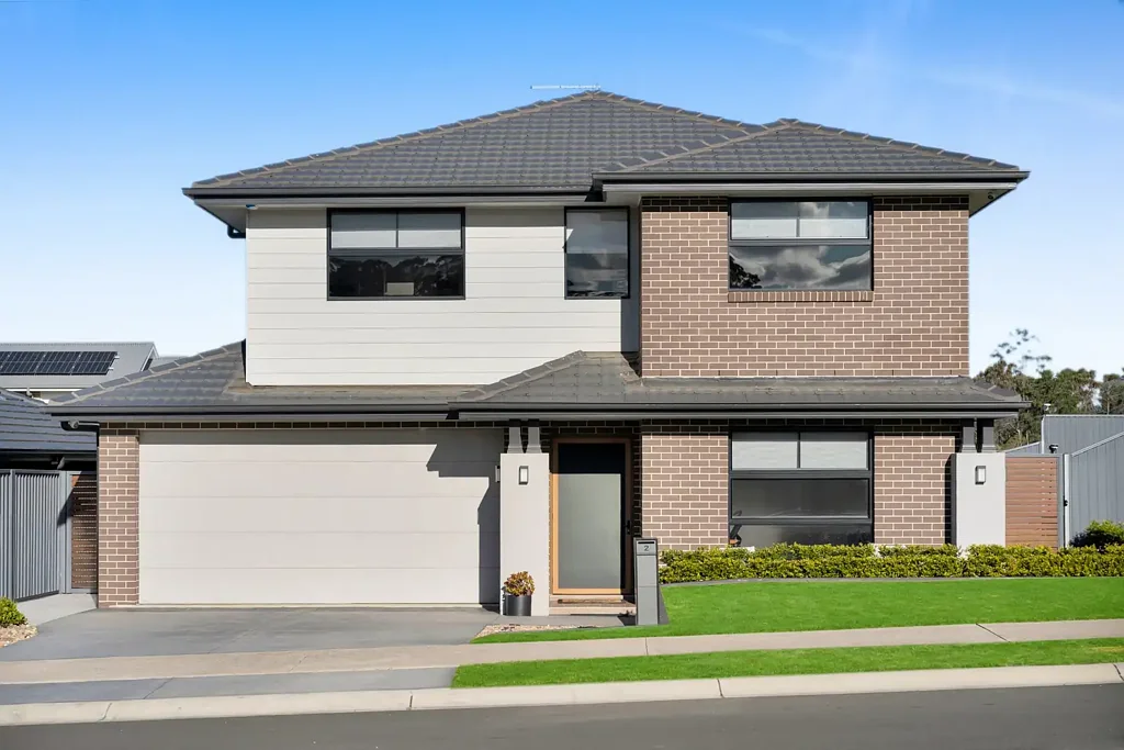 Tahmoor 4房 Tahmoor宁静居所 607㎡景观花园 四卧主卧套房 高端电器 双车库 Warm & Welcoming Family Haven