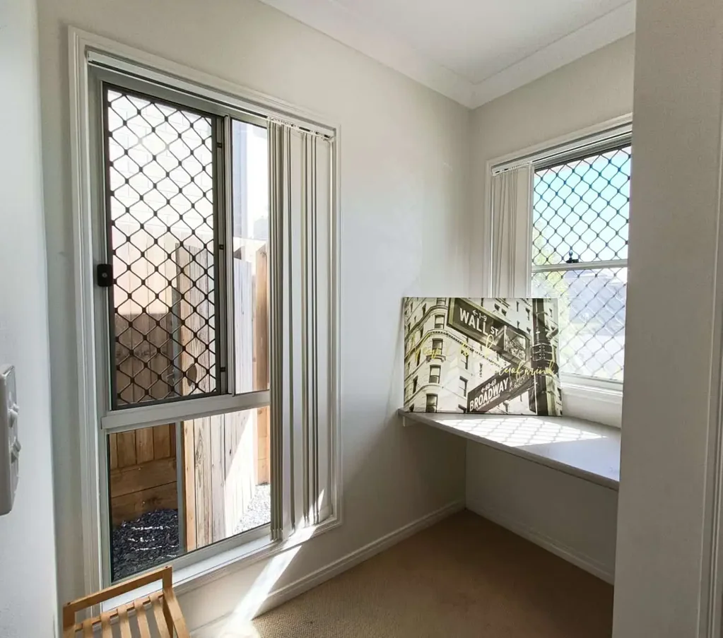 Pimpama 3 bed, 2 bath, 1 Garage (basic furniture), solar panel