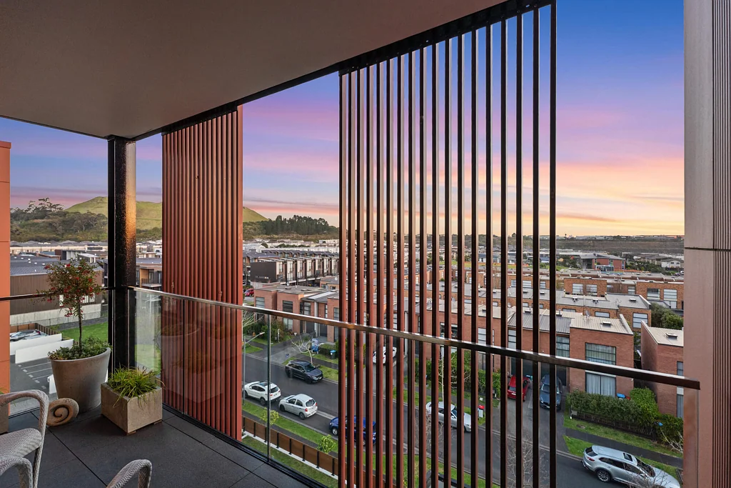Stonefields 3房 Bellus顶层奢寓，近乎全新， 尽揽Mount Wellington与One Tree Hill风华！ Elevated elegance with sunset views