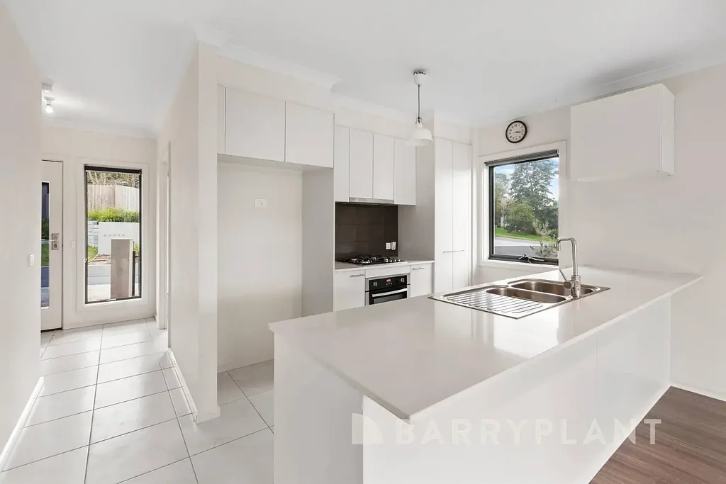 Mooroolbark 4Phòng ngủ Stylish Family Living in Thriving Mooroolbark Location