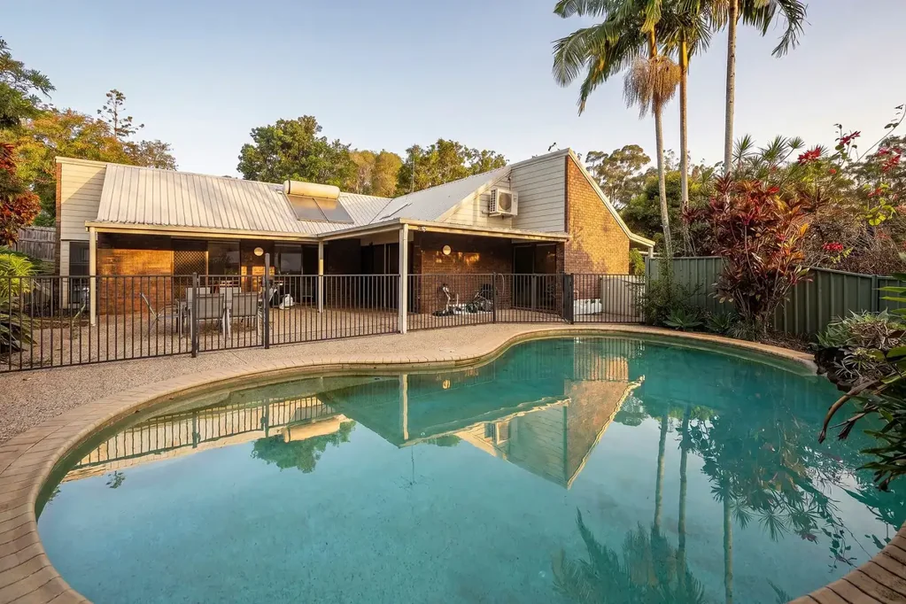 Buderim 4部屋 Tranquil Buderim Retreat with Pool and Soaring Ceilings