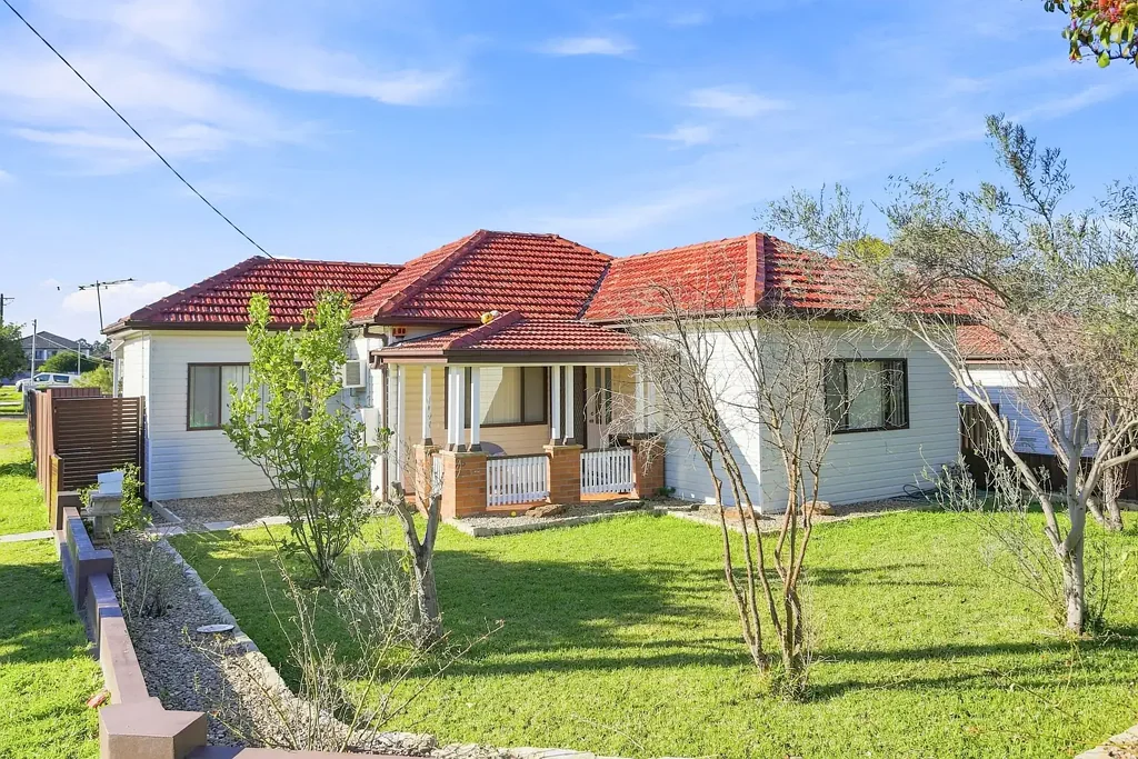 Merrylands 6房  AN OPPORTUNITY NOT TO BE MISSED FOR THIS HOUSE AND GRANNY FLAT!!