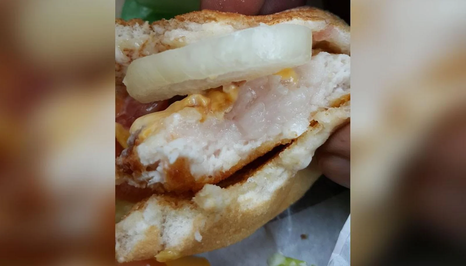 吃个汉堡居然吃到生鸡肉?汉堡王快餐店正在调查中