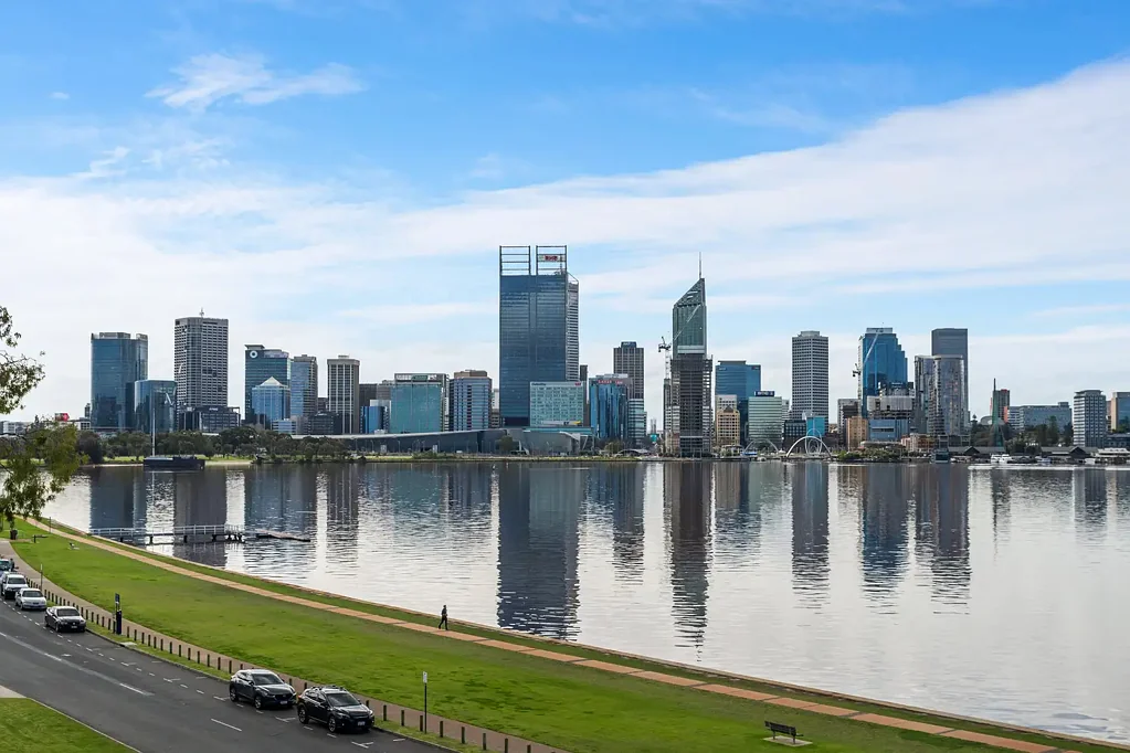 3 BEDROOM, 2 BATHROOM AMAZING VIEWS OF THE RIVER AND CITY.