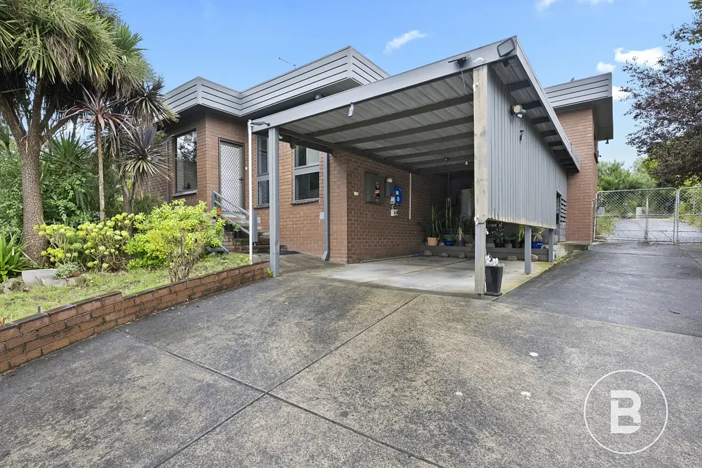SPACIOUS THREE BEDROOM FAMILY LIVING IN BLUE-CHIP LOCATION