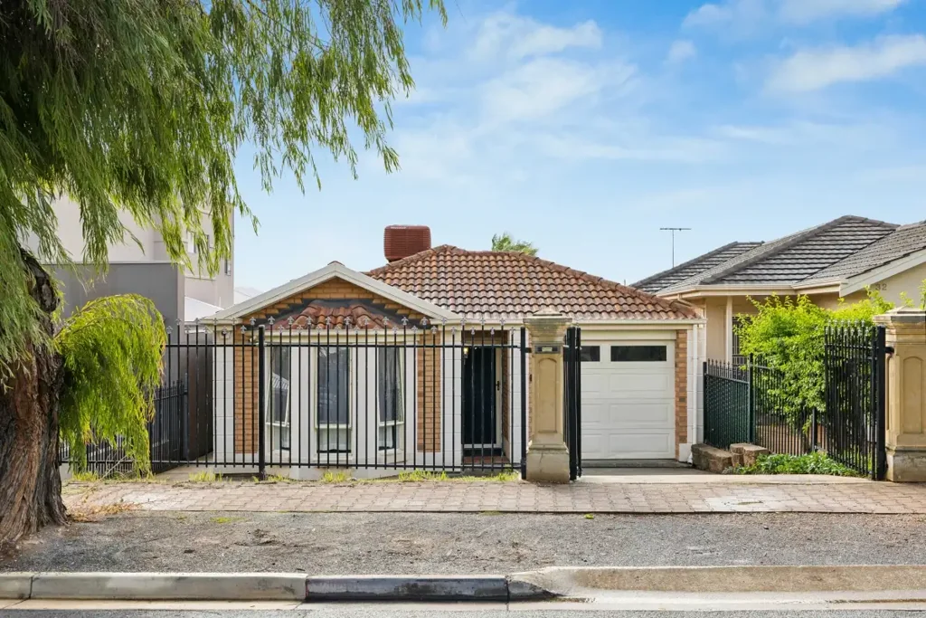 South Brighton 5غرفة نوم Versatile Beachside Living in Sought-After South Brighton