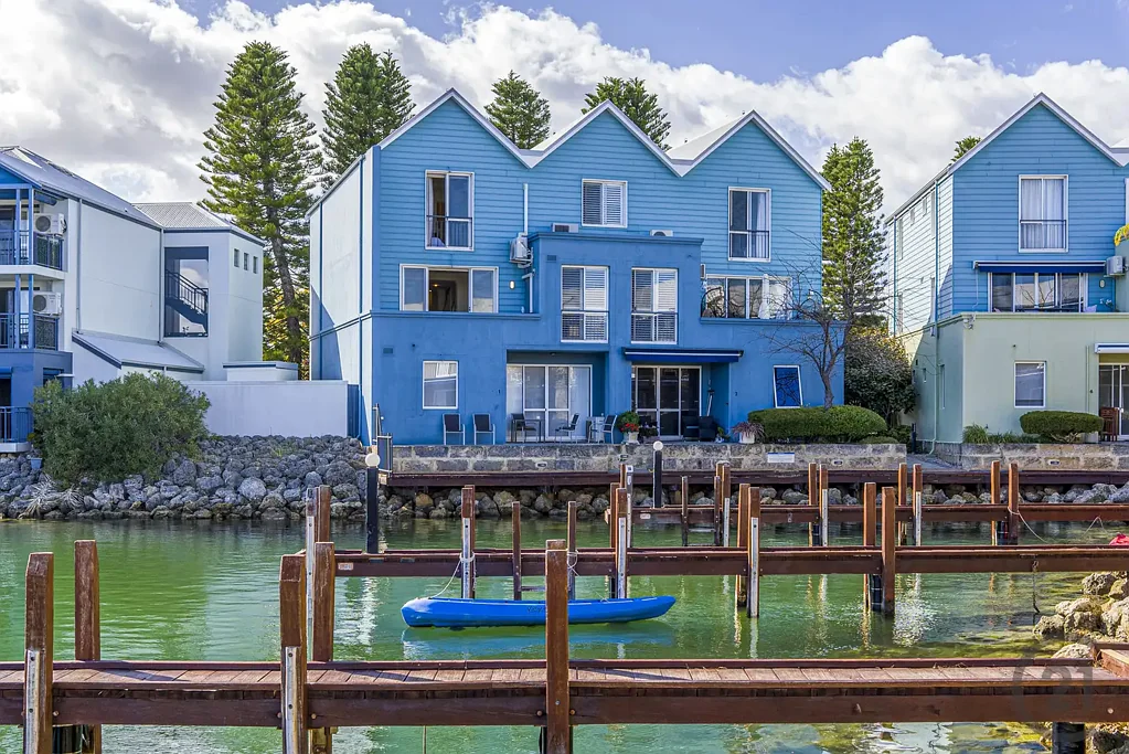 Halls Head 2침실 Canal Lifestyle with Private Jetty & Resort Facilities-  2 Bed 2 bath 2 Car