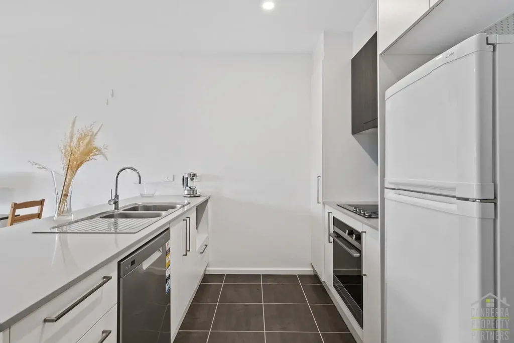 Fully Furnished Apartment - Large outside courtyard