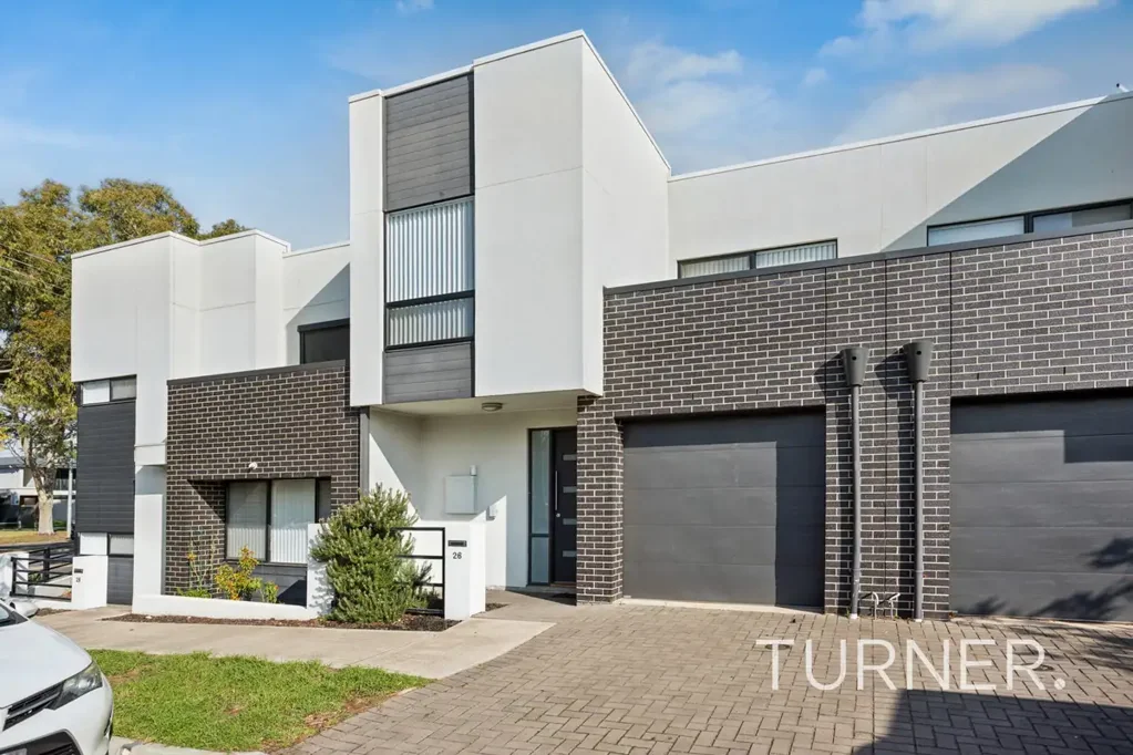 Royal Park 3房  Terrific Two-Storey Townhouse – Better Than Brand New!