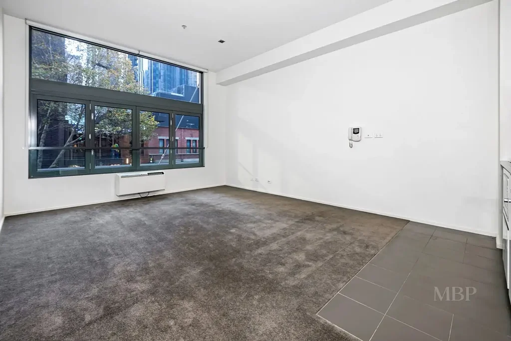 Melbourne 2房 CBD中心两居室 公寓宽敞舒适 开放式布局 东北向采光 现代厨房优质电器 步行美食娱乐 交通便利黄金地址 Stylish CBD Living in a Prime Melbourne Location