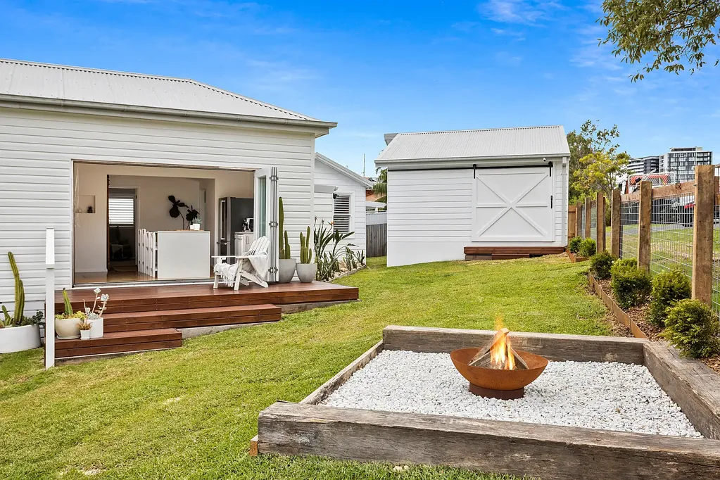 Wollongong 3房 Wollongong边缘魅力居所 543sqm双入口转角地块 开放式设计 崖景阳光房 雪白厨房 全屋木地板 步行至学校公园 Modern three-bedroom plus study family home