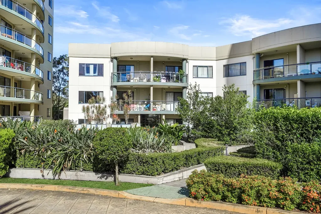 Spacious North-Facing Apartment in Prime Location