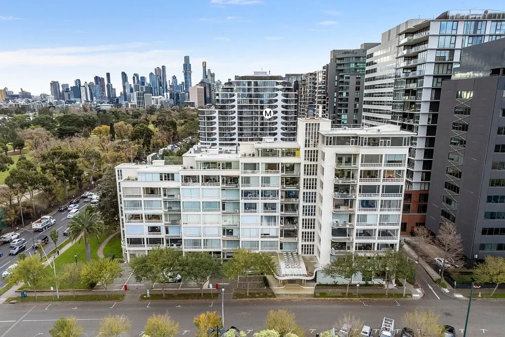 Melbourne 2 Bedroom Art Deco Icon, Panoramic Views & Two-Bedroom Potential