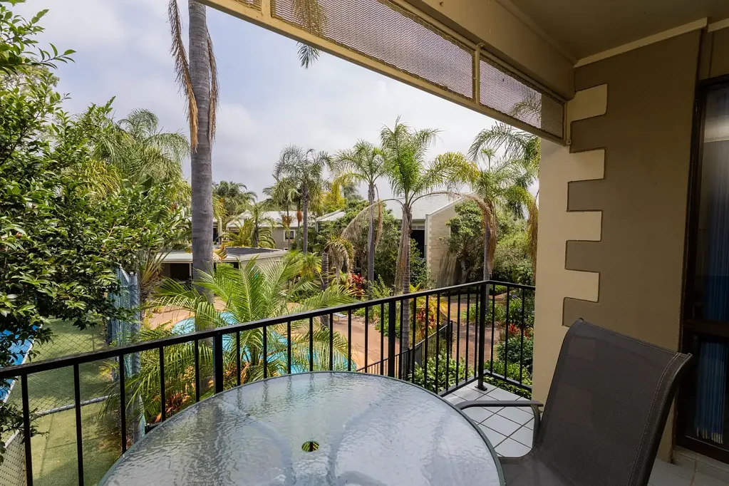 Coastal apartment with shared Pool and Tennis court