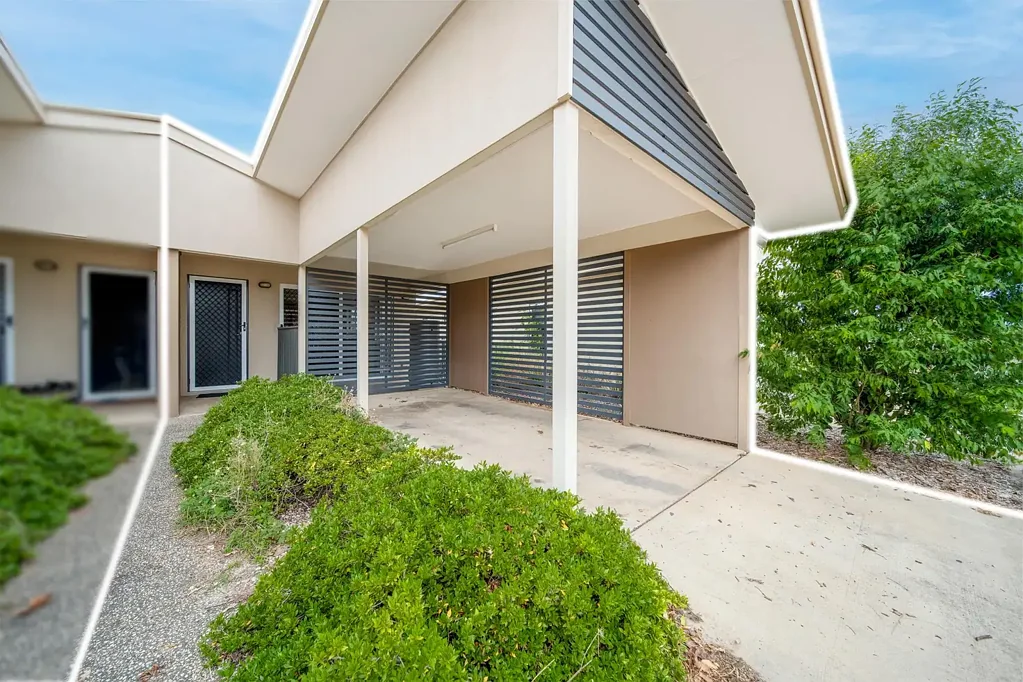 COSY 2 BEDROOM UNIT!