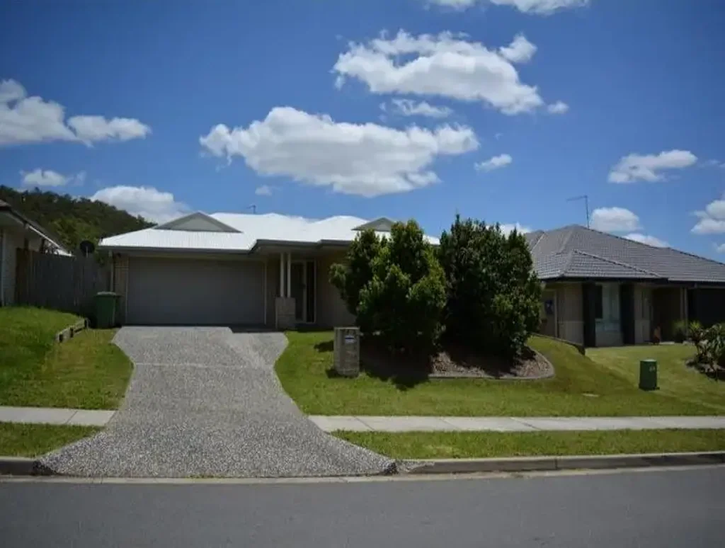 SPACIOUS FOUR-BEDROOM FAMILY HOME WITH AIR CONDITIONING & COVERED ENTERTAINING