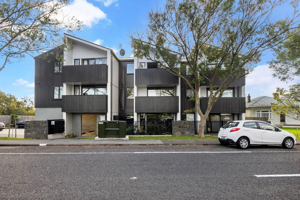 Otahuhu 2Moenga Modern masterpiece in the heart of Otahuhu!