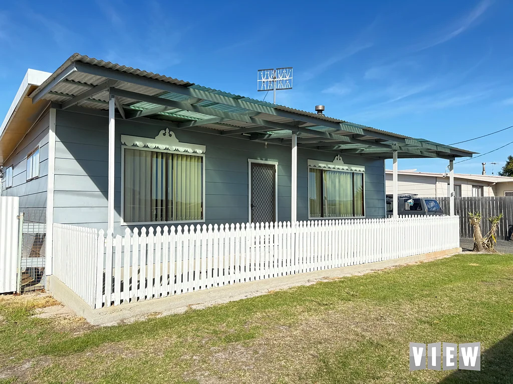 Stieglitz 3 Bedroom Coastal Living on a Generous 946m² Block with Side Access.