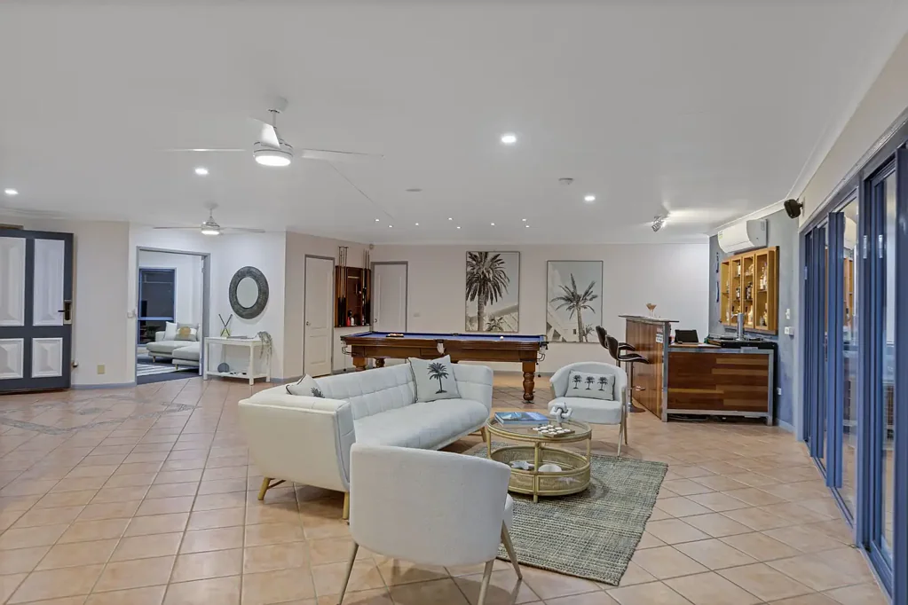 Pelican Waters 4Habitaciones Custom Built Family Living on 839sqm in a Quiet Cul-de-Sac with side access