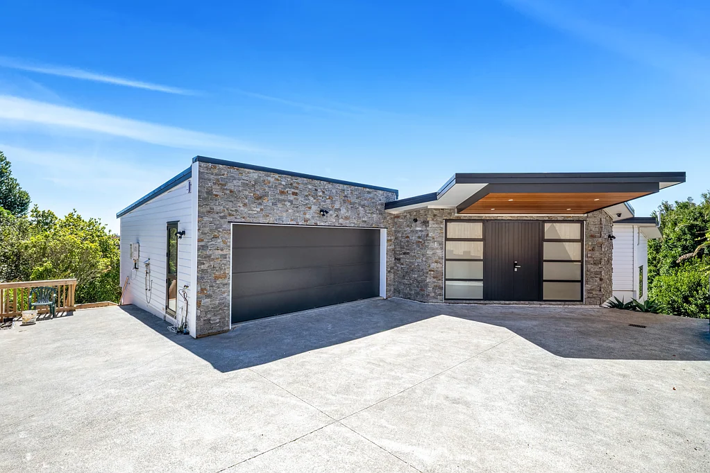 Mellons Bay 6 Bedroom Pure Luxury with Lift Access + Income in Macleans!
