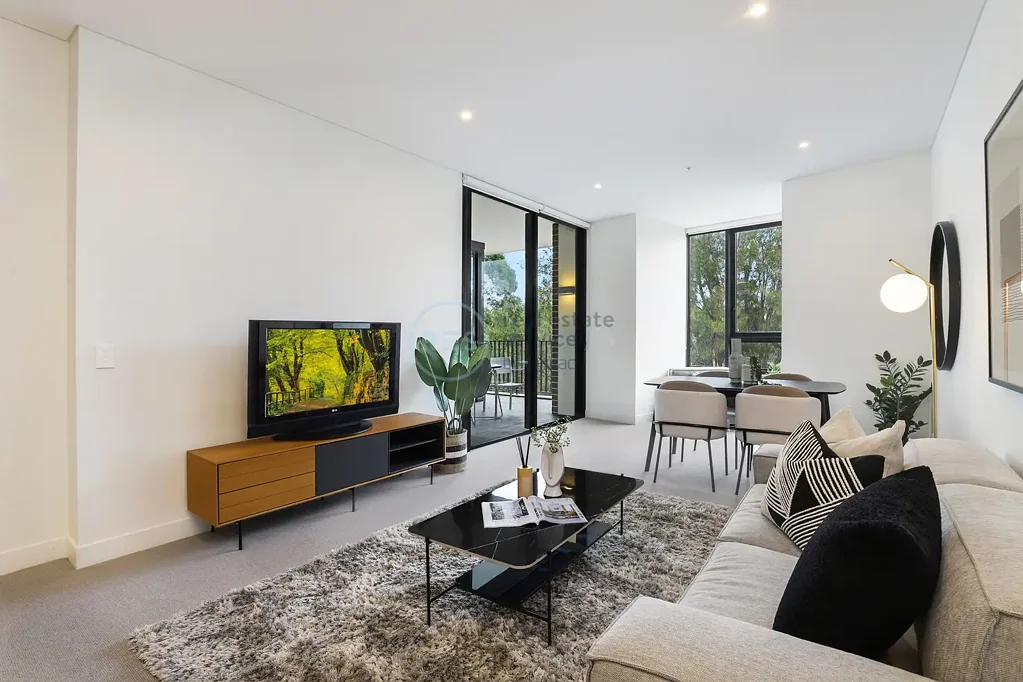 Spacious and Sunny 2-Bedroom Apartment with study in Harold Park
