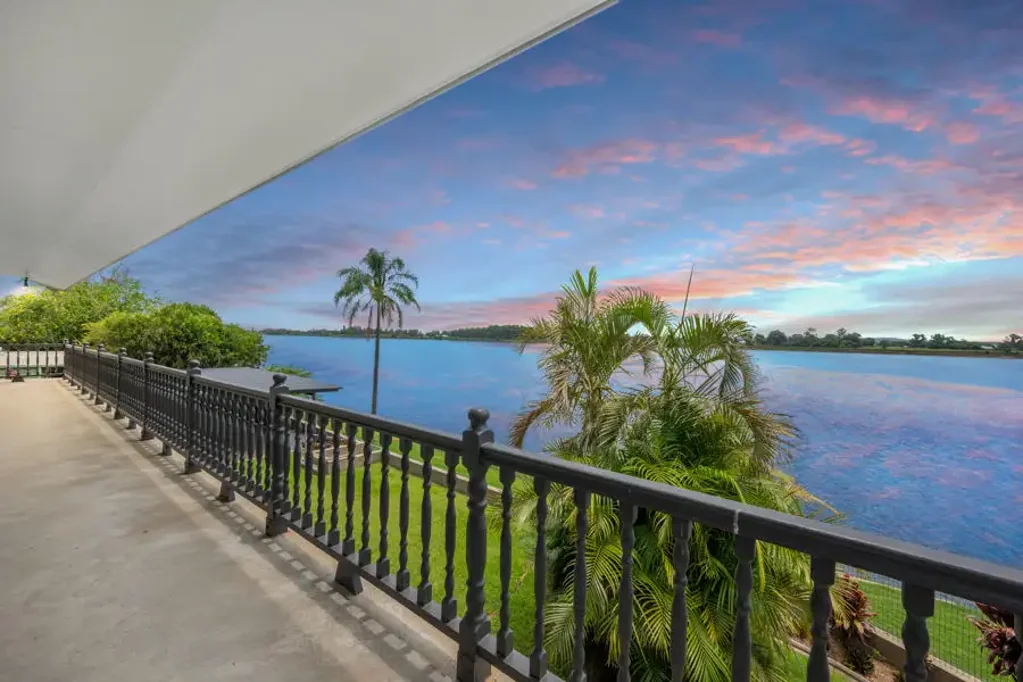 Ulmarra 7chambre Significant river frontage, usable acreage, established infrastructure in one remarkable package.