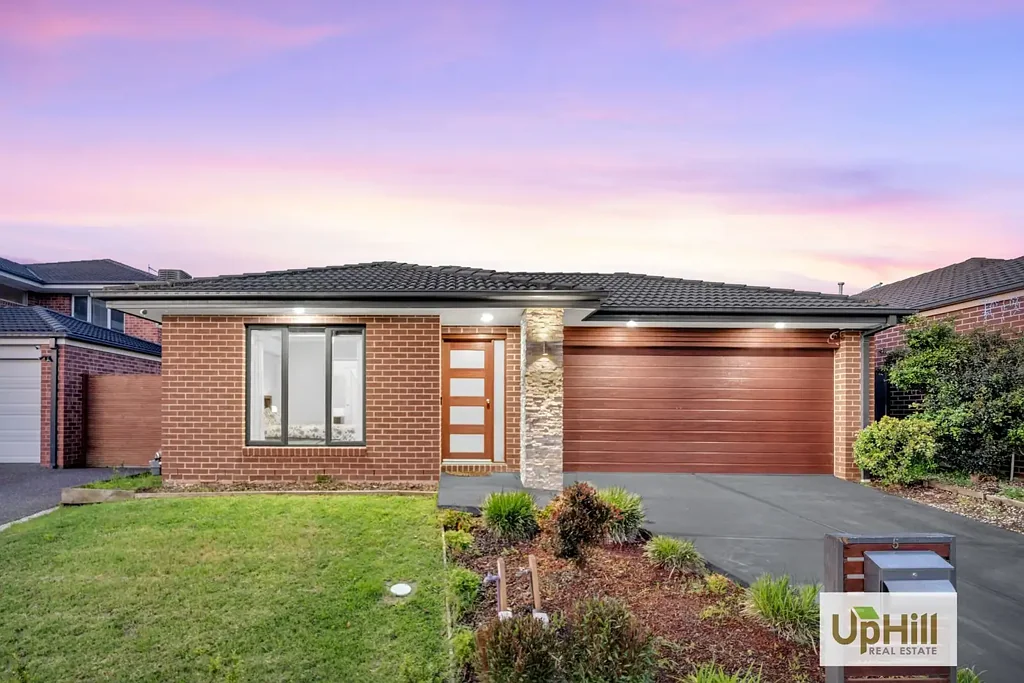 For Rent: 5 Paso Grove, Clyde North VIC 3978