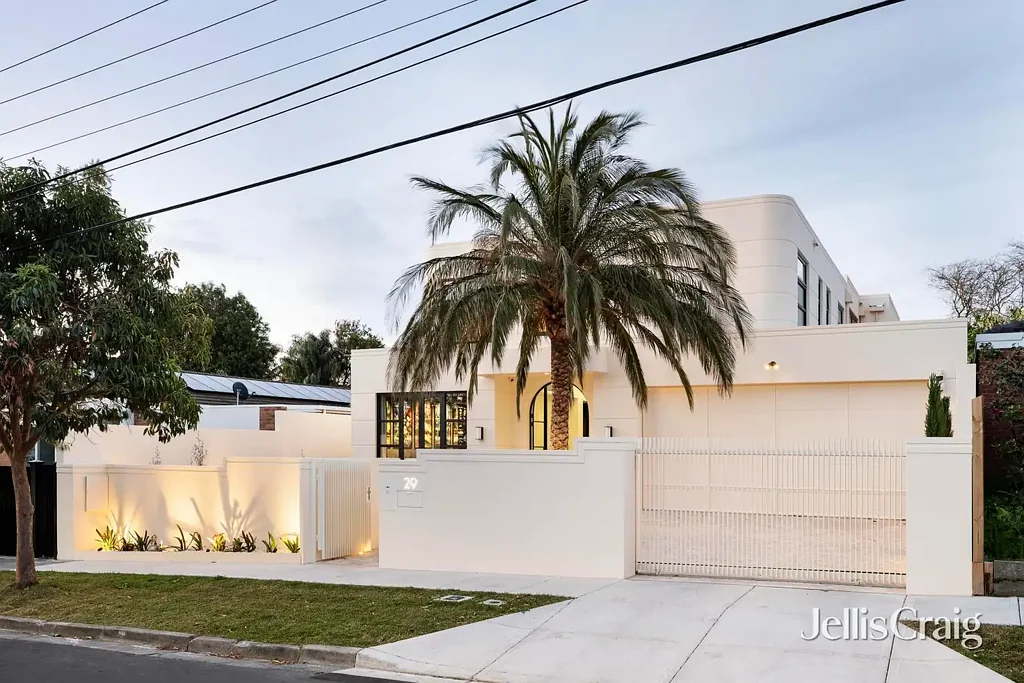Mckinnon 5房 Wall Architecture设计 五卧室书房 四浴室杰作 大理石装饰 A级橡木地板 定制钢框玻璃门 智能家居系统 管家备餐间 红外桑拿房 加热自清洁泳池 威尼斯灰泥墙面 步行可达商圈学校 A picture to unrivalled opulence and grandeur