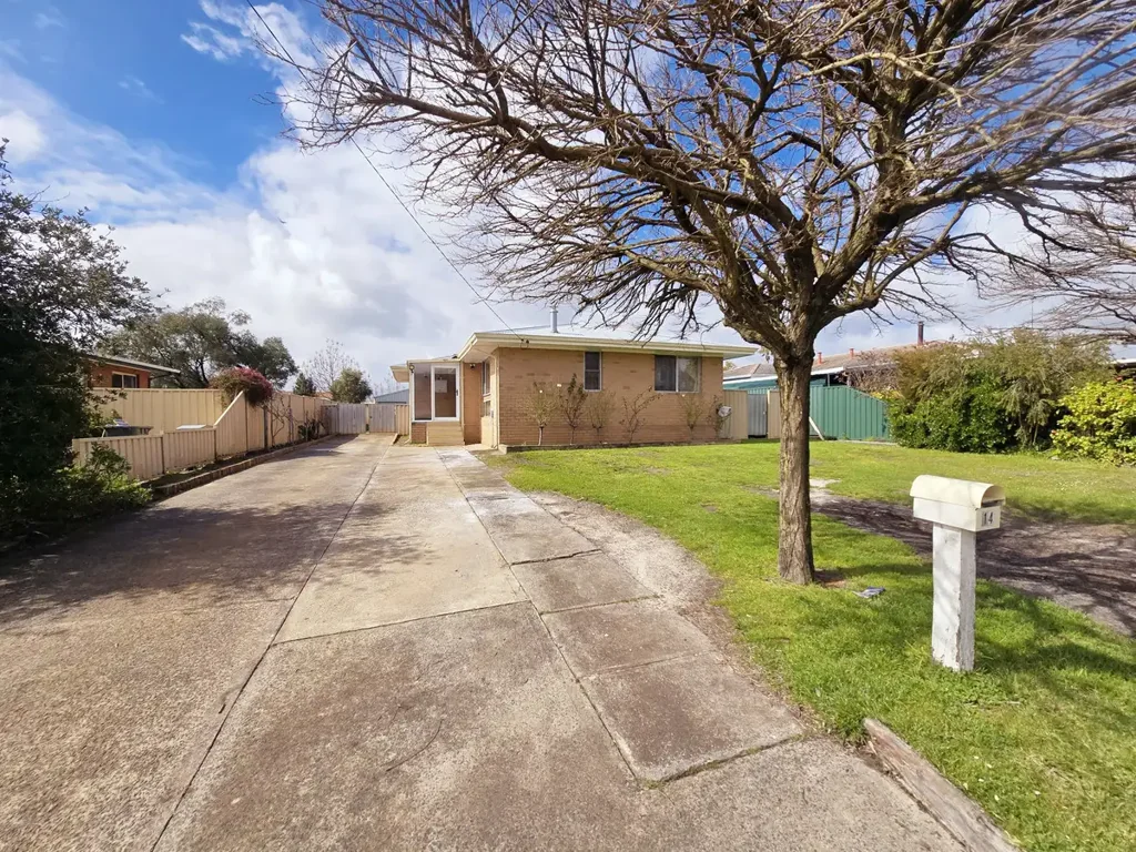 Spacious Family Home with Rural Outlook!!!