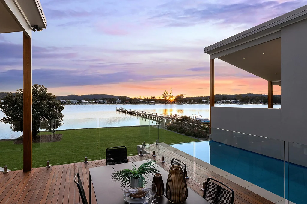 Empire Bay 5Zimmer Absolute Waterfront Luxury with Exceptional Multi-Generational Flexibility