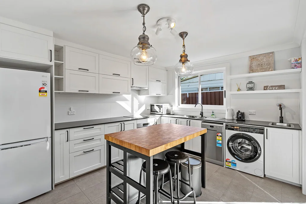 Large Fully Furnished Granny Flat – Walking Distance to Westfield & Train Station!
