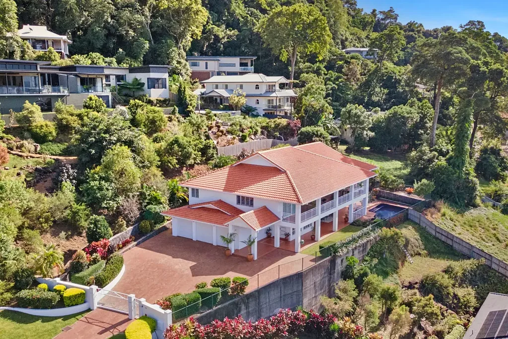 Mooroobool 6房  Expansive 2-level luxury residence in prestige location