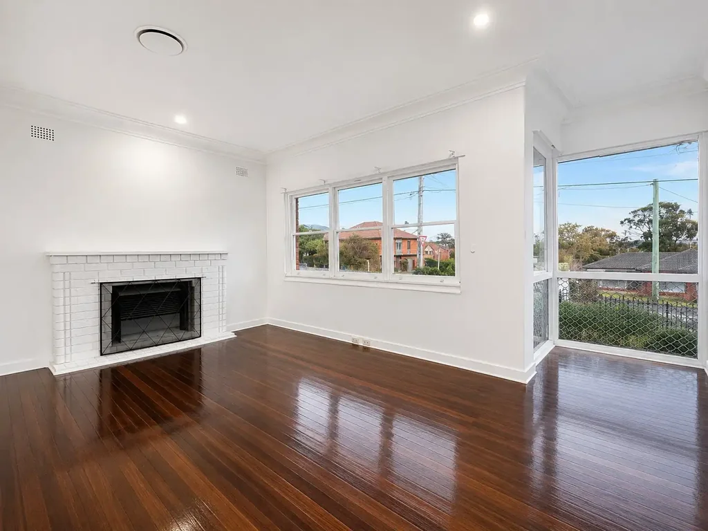 Charming & Spacious Home with Sunroom_Electricity & Water Included