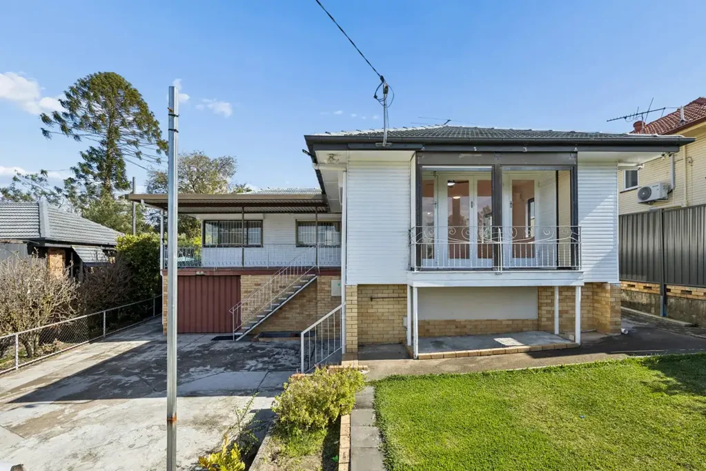 Stafford Heights 2房 地势高耸，交通便利，兼具特色与宽敞空间 Character and Space in an Elevated, Convenient Location